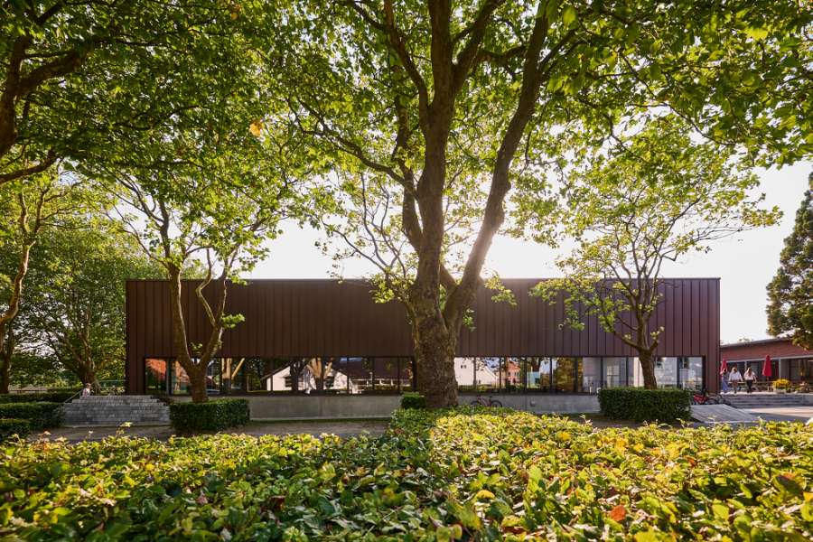 New sports hall in the “forest” wrapped in acorn-brown steel profiles, Risskov Efterskole, Tretommervej 31A, 8240 Risskov, Denmark